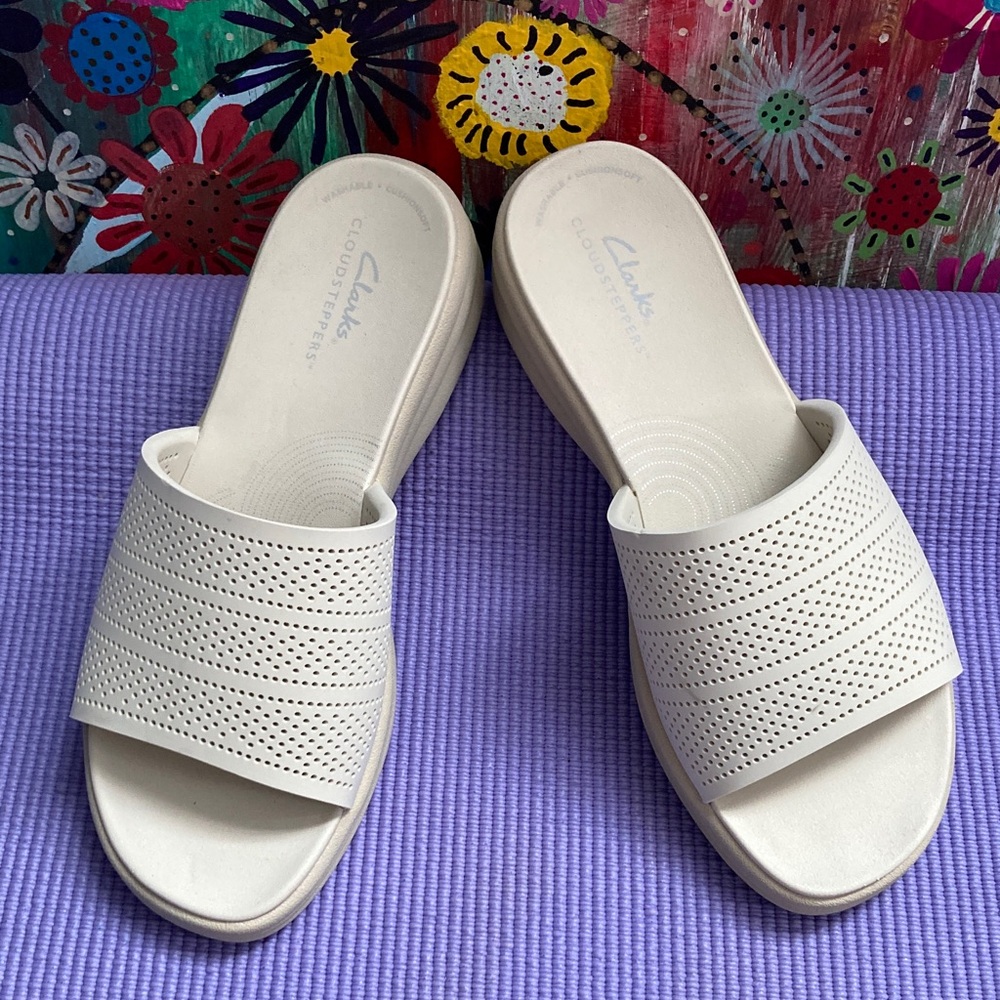Clarks cloudsteppers Women's Perforated Cream Sandals